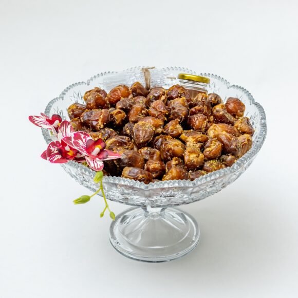 2 kilo of sukkary dates filled with biscuits, cardamom and caramel sauce