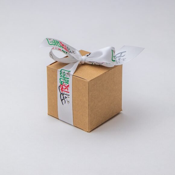 Box with 5 sukkary dates & caramel sauce