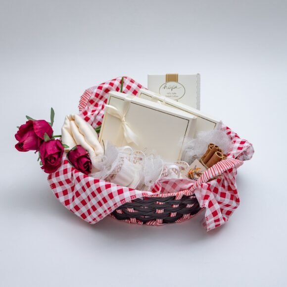 Winter basket with Turkish coffee, 2 kinds of dates, 2 coffee cups, cinnamon sticks, medkan and cashmere scarf