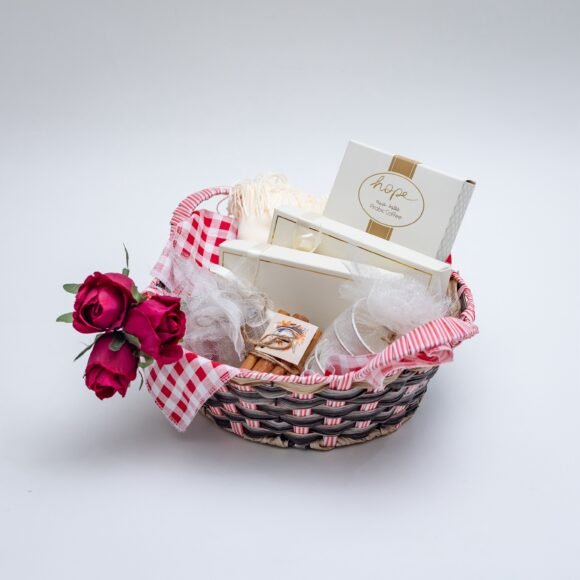 Winter basket with arabic coffee, 2 kinds of dates, 4 coffee cups, cinnamon sticks, medkan and cashmere scarf