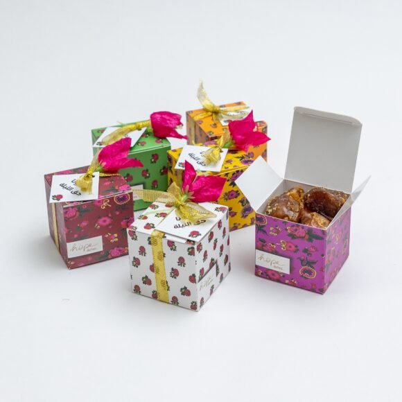 5 pieces of sukkaey dates filled with biscuits, cardamom and caramel sauce
